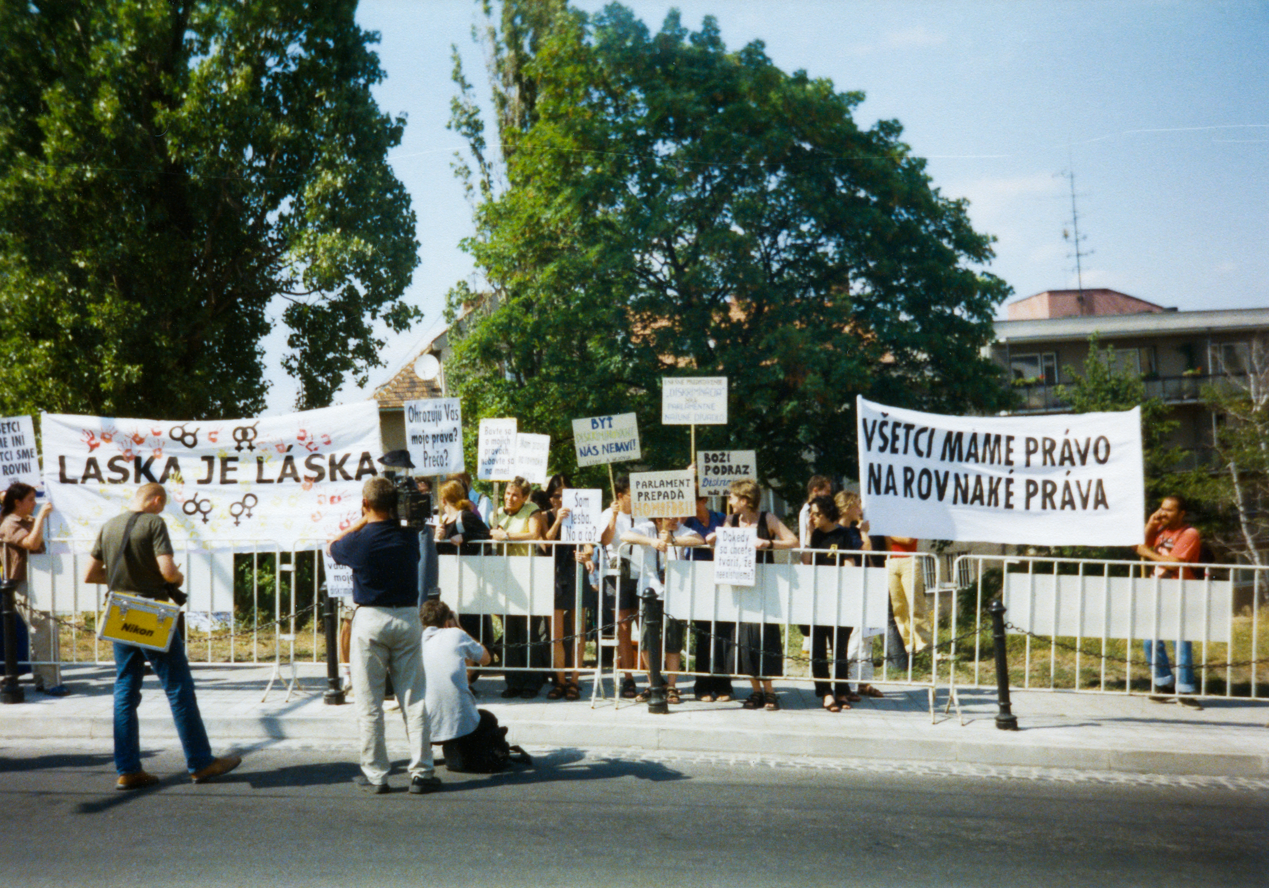 Kronika-Altery_Protest-proti-diskriminacii-06-2002_001